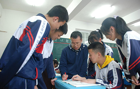 山城鄉(xiāng)村里無私奉獻的“小個子”教師——記遼寧省本溪市本溪縣第五中學(xué)教師張萬波