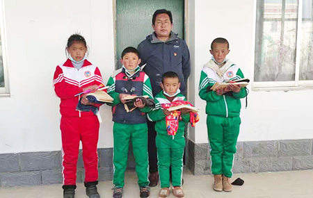 高原上綻開最美“雪蓮花”——記西藏自治區(qū)日喀則市薩嘎縣昌果鄉(xiāng)完全小學(xué)校長強巴次仁
