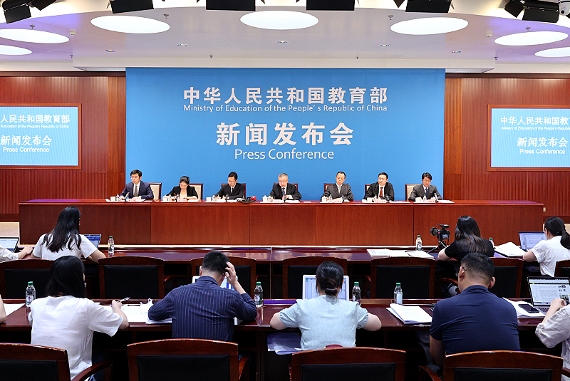 介紹高素質(zhì)教師隊伍建設(shè)進(jìn)展成效、國家支持教師隊伍建設(shè)有關(guān)工作和第39個教師節(jié)系列宣傳慶?；顒影才?，并發(fā)布2023年全國教書育人楷模名單、第三批全國高校黃大年式教師團(tuán)隊創(chuàng)建示范活動入圍名單