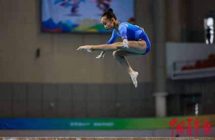 體操“小花”飛揚(yáng)賽場