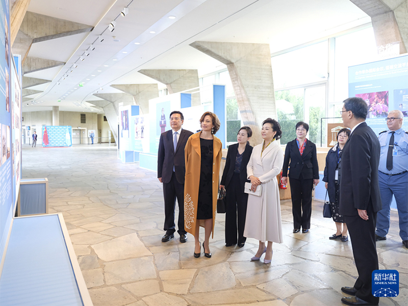 阿祖萊陪同彭麗媛共同參觀“中國與聯(lián)合國教科文組織合作十年成果展”