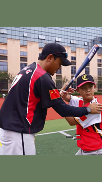 做好體育啟蒙！他教村小少年揮出人生第一棒