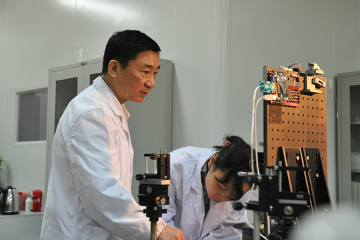 永不止步的追“光”者