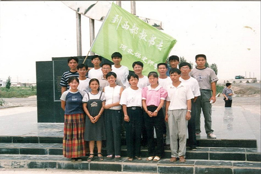 用知識(shí)的清泉，一點(diǎn)點(diǎn)浸潤(rùn)這片土地