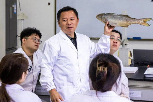 他扎根海島35年，帶領(lǐng)學(xué)生追逐藍(lán)色夢(mèng)想