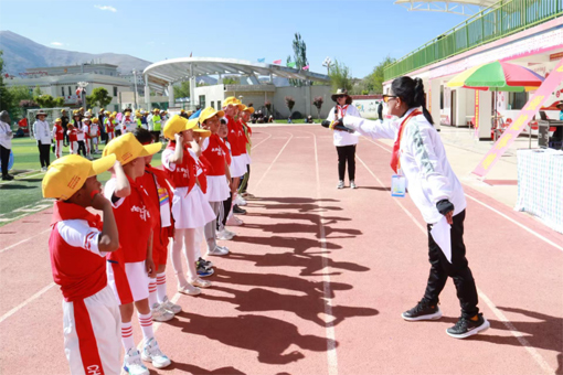 讓音樂(lè)被“觸摸”，讓節(jié)奏被“看見(jiàn)” ！她讓孩子們?cè)谘┯蚋咴孕啪`放