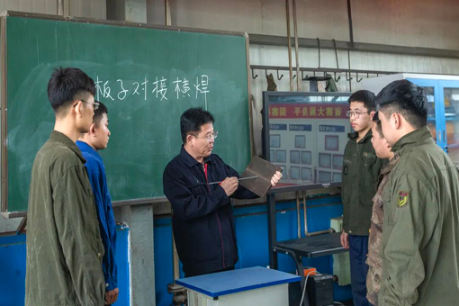 持焊槍授課，他用技術(shù)點(diǎn)燃學(xué)生們的青春夢(mèng)想