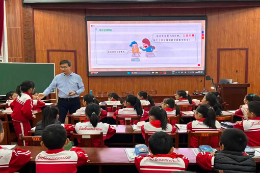 讓數(shù)學(xué)直擊心靈，看這位老師如何以“數(shù)”育人