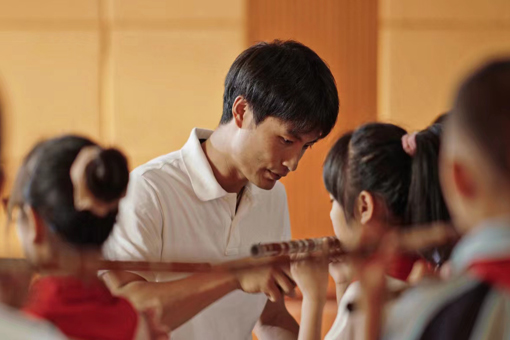 他的奇妙音樂(lè)課，點(diǎn)亮孩子們的夢(mèng)想之光