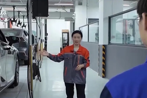 她把課堂搬進(jìn)車間，將生產(chǎn)融入教學(xué)