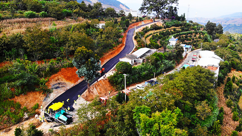 華南理工大學(xué)采用在港珠澳大橋建設(shè)中使用的自主研發(fā)技術(shù)——GTTECH高韌超薄瀝青路面磨耗層技術(shù)為云縣小忙兔村修建灣區(qū)級(jí)瀝青入村道路