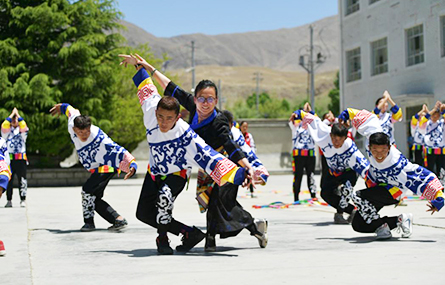 點(diǎn)燃雪域高原燦爛星辰——記湖北省武漢市旅游學(xué)校援藏教師馬丹