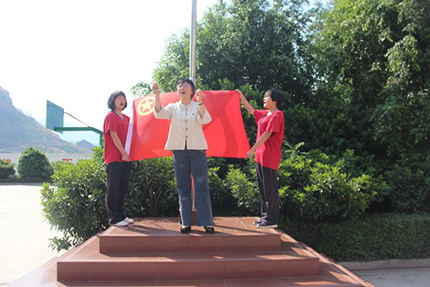 “只要還有一口氣  就要站在講臺(tái)上”——記云南省麗江華坪女子高級中學(xué)校長、教師張桂梅