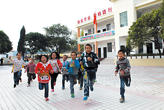 孩子們在重建后的新校園快樂奔跑